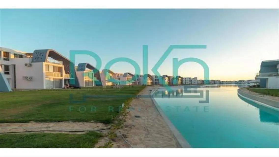 Luxury 2-Bedroom Apartment Overlooking Lakes