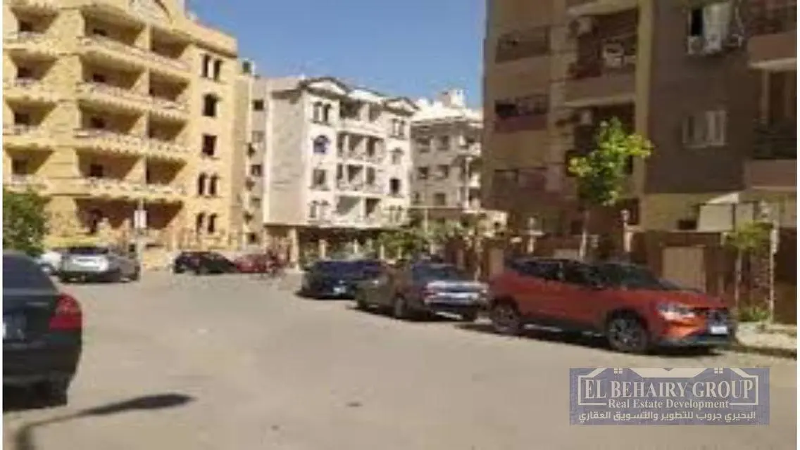 فيلا فاخرة للبيع - 7 غرف نوم مع حديقة خاصة