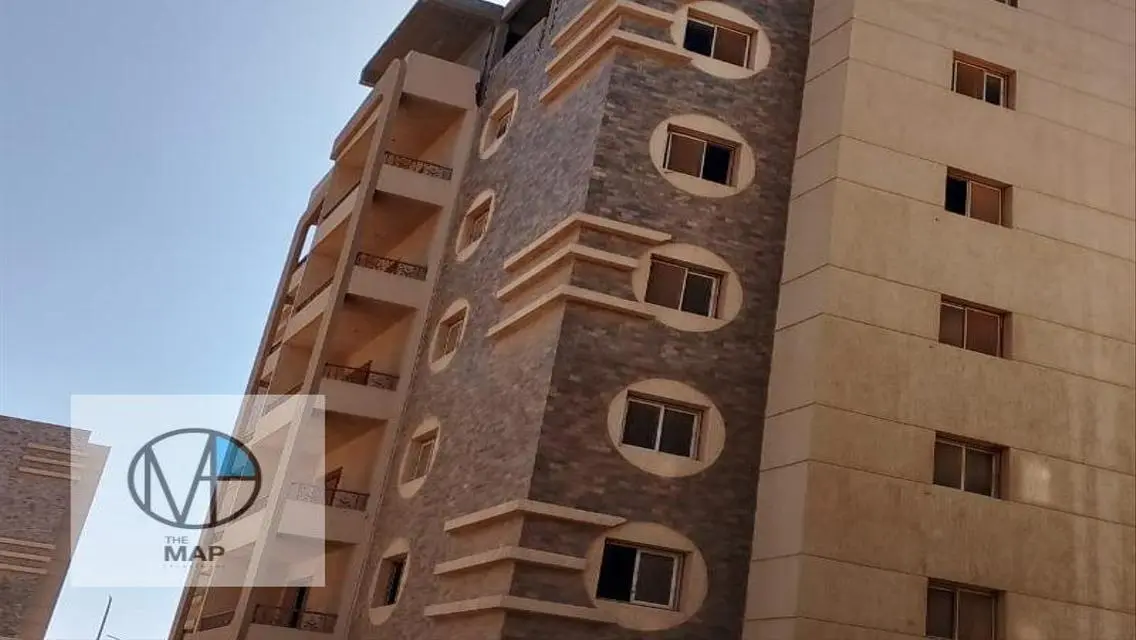 شقة فاخرة للإيجار بمساحة مريحة في موقع استراتيجي