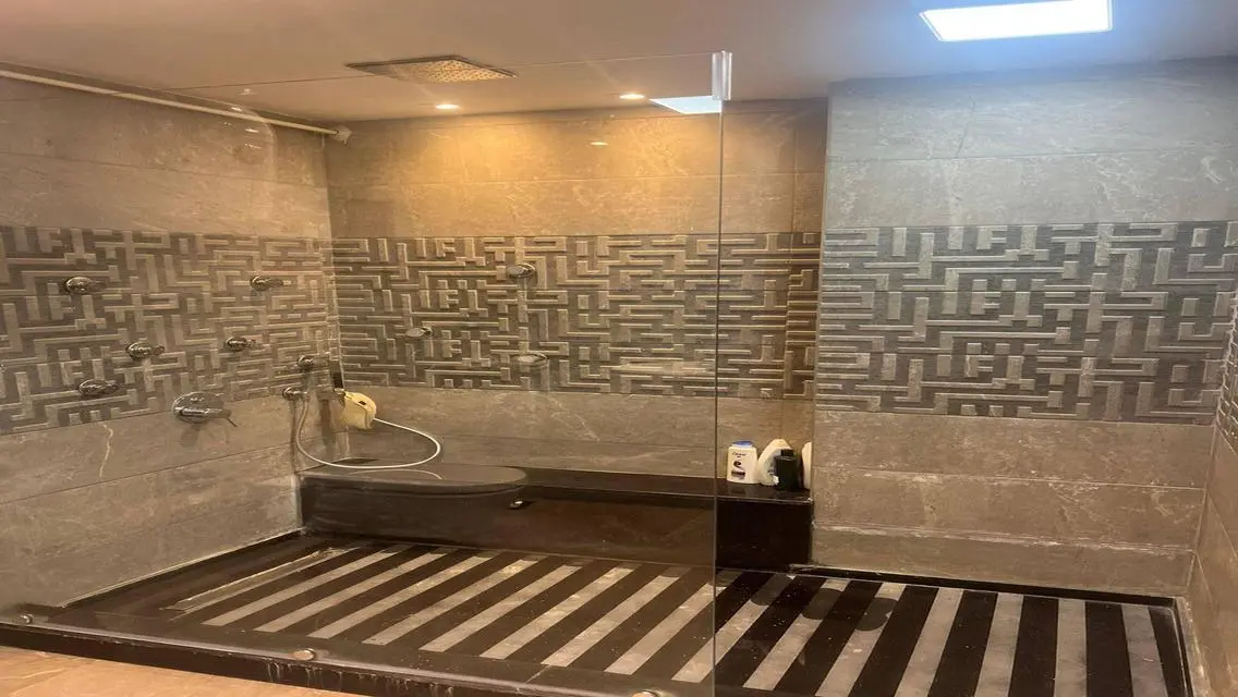 Office in Block 18 at White Mall, 165 sqm