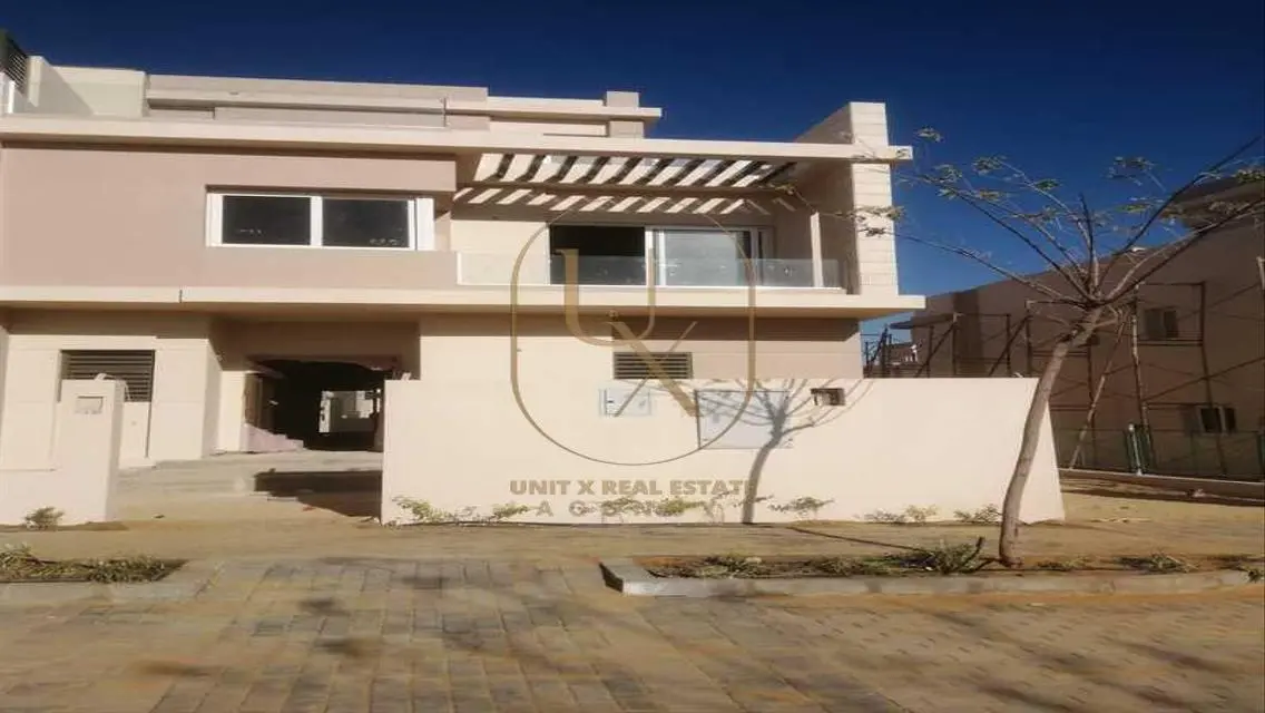 Luxury Villa with Spacious Garden and Pool