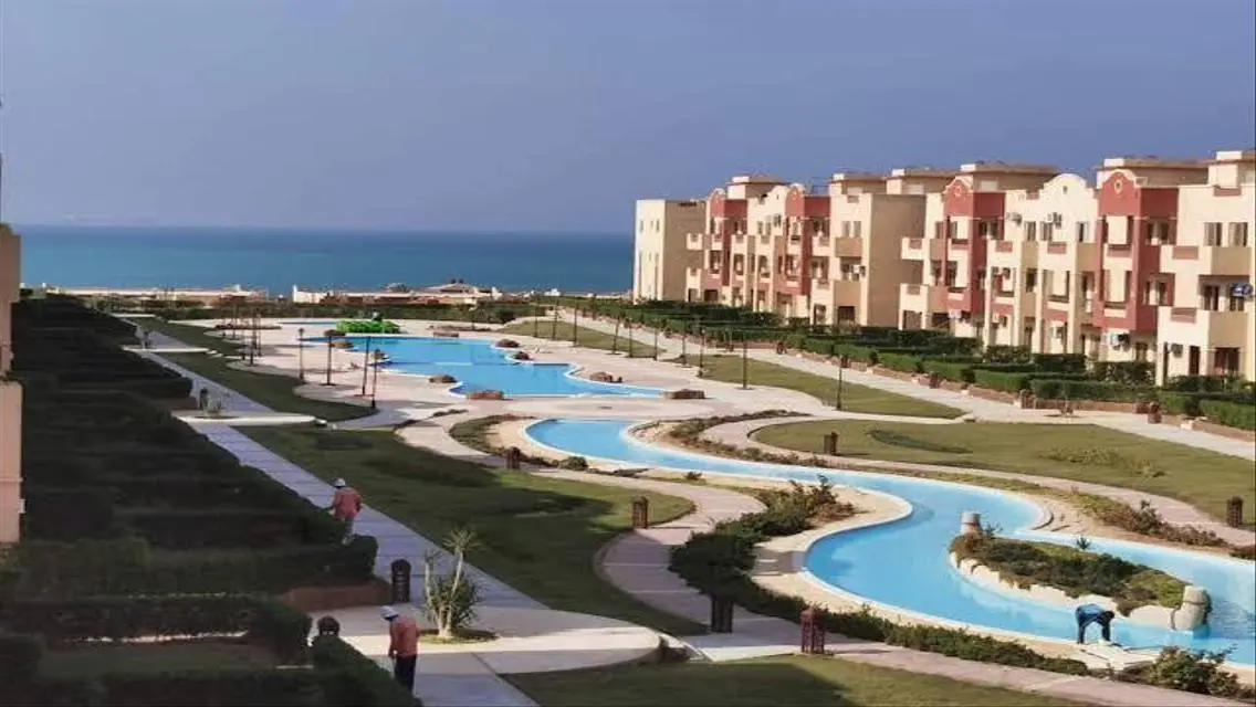 شقة للبيع بحمامات سباحة ومرافق رائعة