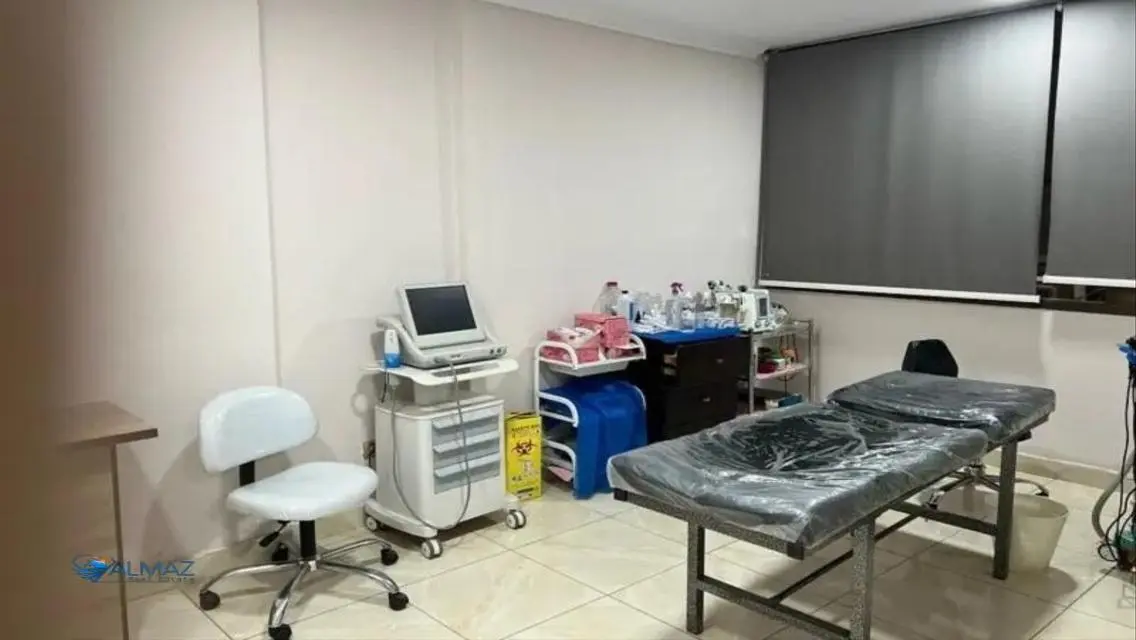 شقة فاخرة بمساحة كبيرة مع شرفة و حارس أمن