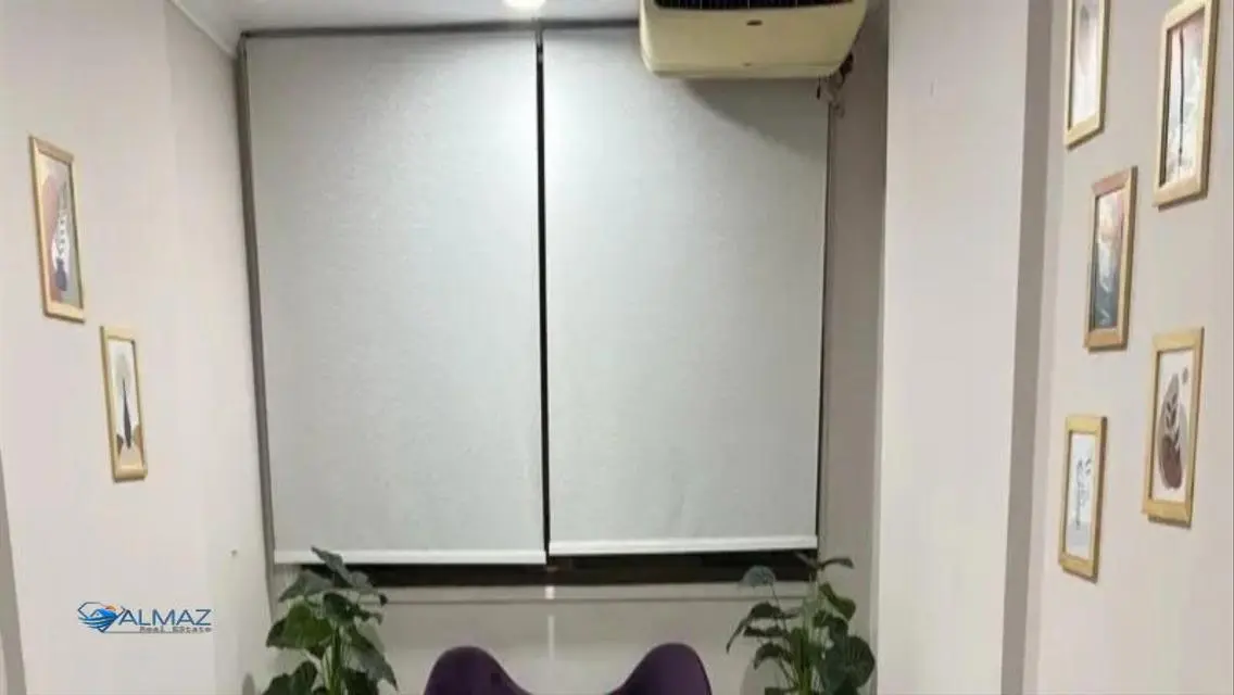 شقة فاخرة بمساحة كبيرة مع شرفة و حارس أمن