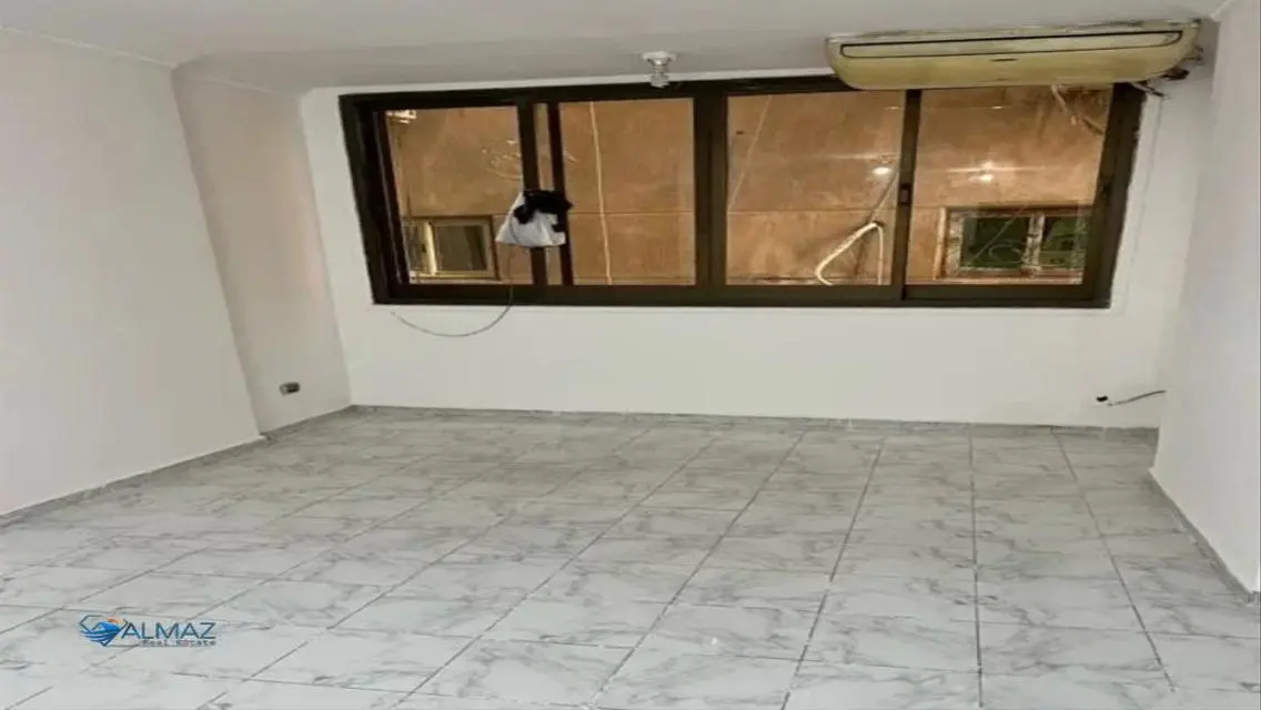 شقة فاخرة بمساحة كبيرة مع شرفة و حارس أمن