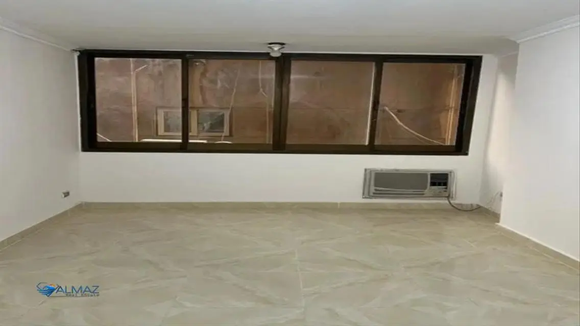 شقة فاخرة بمساحة كبيرة مع شرفة و حارس أمن