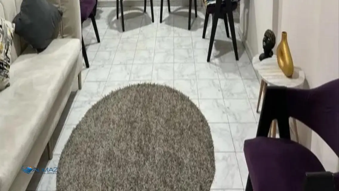 شقة فاخرة بمساحة كبيرة مع شرفة و حارس أمن
