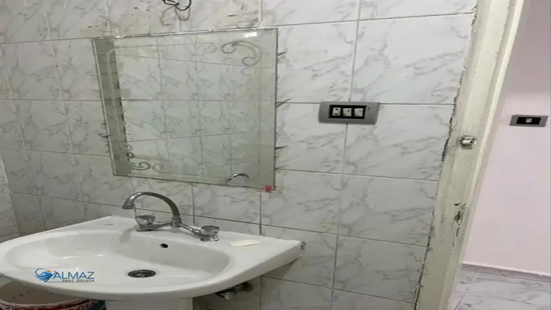 شقة فاخرة بمساحة كبيرة مع شرفة و حارس أمن