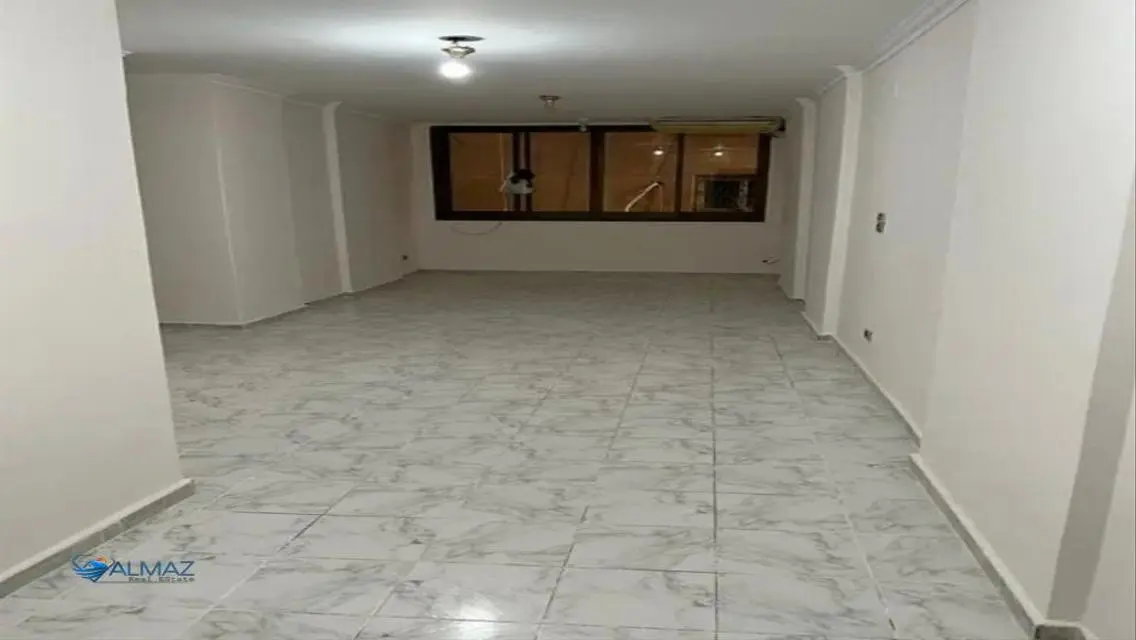 شقة فاخرة بمساحة كبيرة مع شرفة و حارس أمن