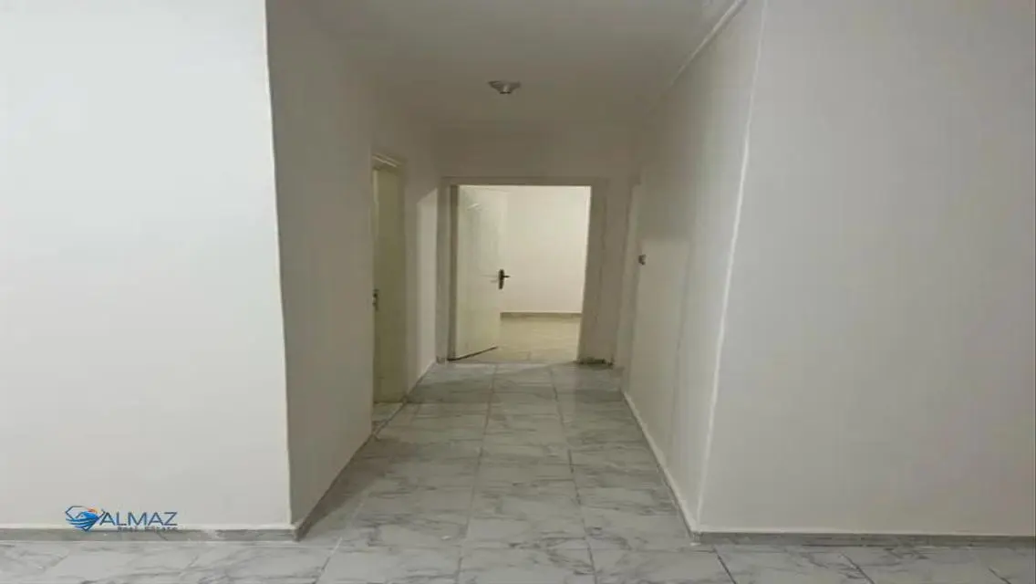 شقة فاخرة بمساحة كبيرة مع شرفة و حارس أمن