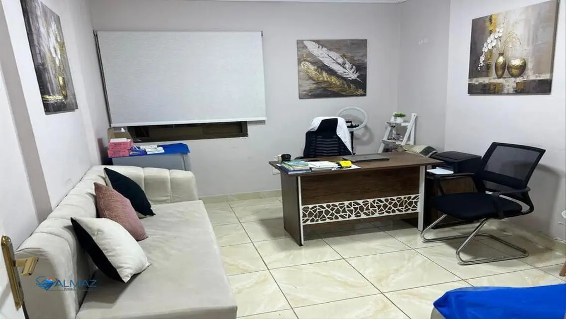 شقة فاخرة بمساحة كبيرة مع شرفة و حارس أمن