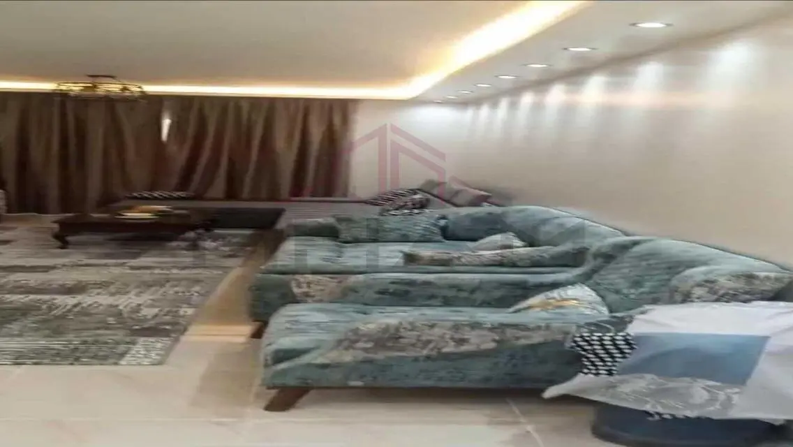 شقة رائعة للبيع مع شرفة في منطقة مميزة