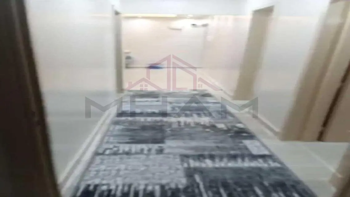شقة رائعة للبيع مع شرفة في منطقة مميزة