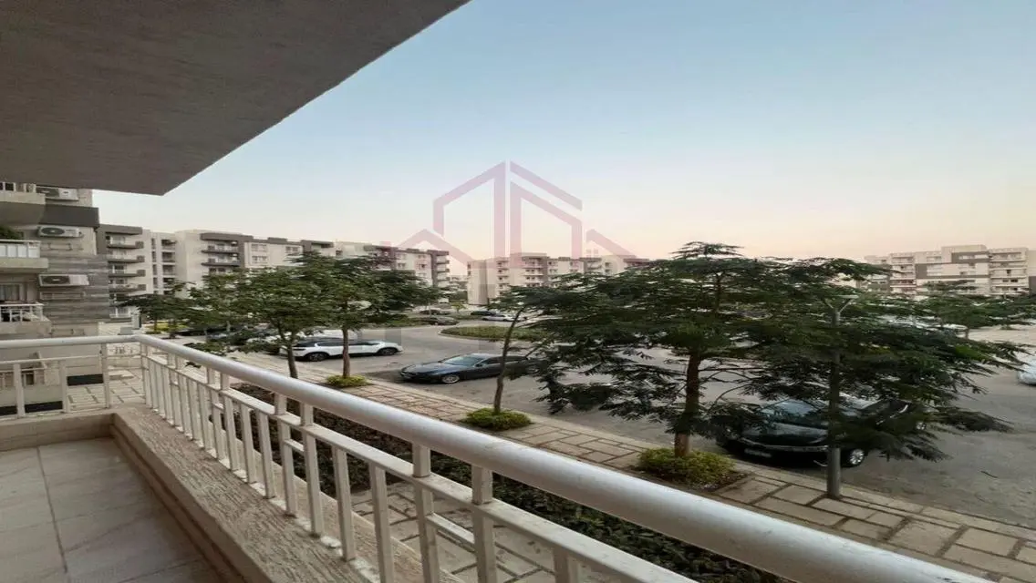 شقة رائعة للبيع مع شرفة في منطقة مميزة