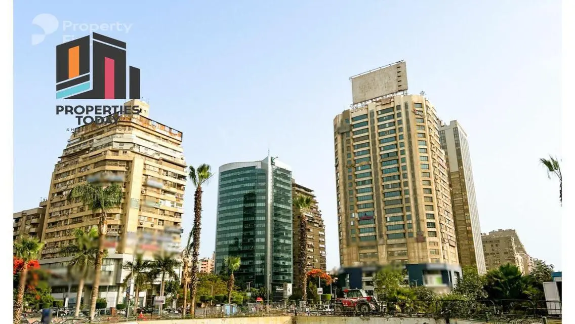 شقة فاخرة بمساحة 210 متر مع موقف مغطى