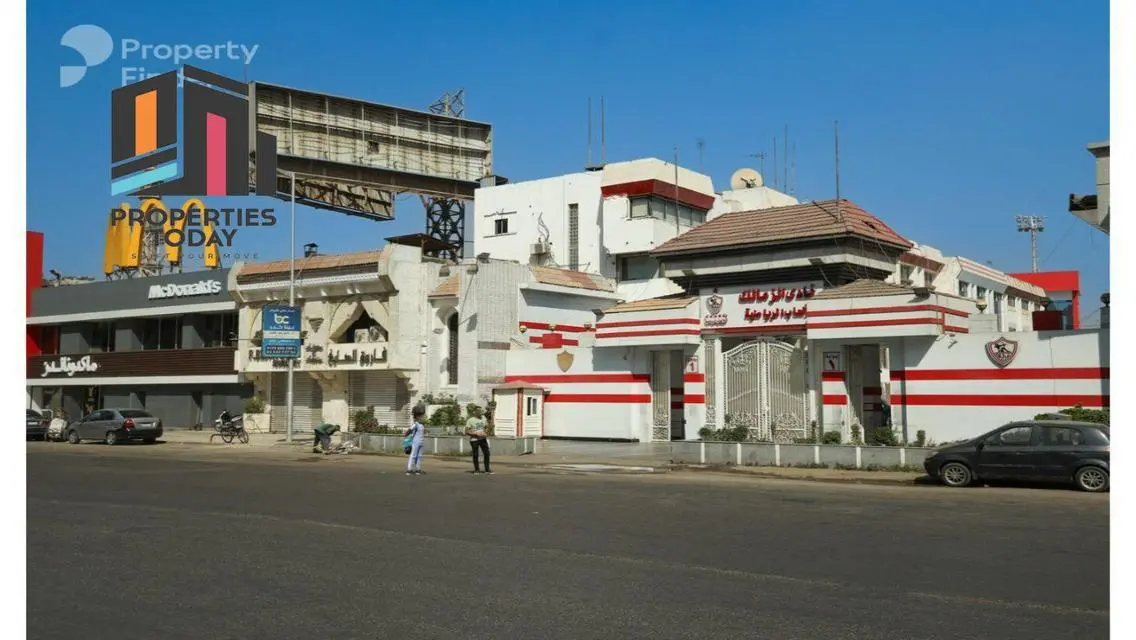 شقة فاخرة بمساحة 210 متر مع موقف مغطى