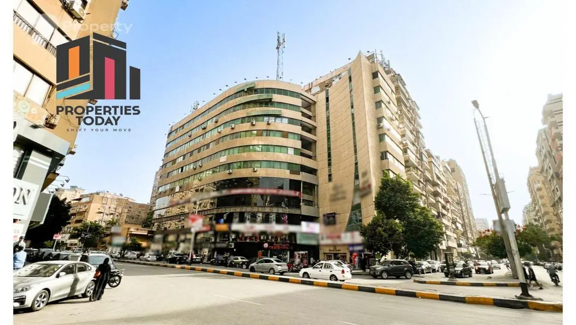 شقة فاخرة بمساحة 210 متر مع موقف مغطى
