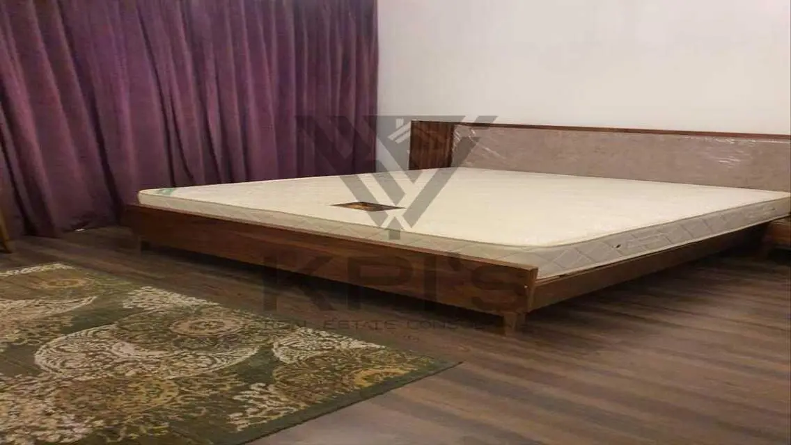 شقة فاخرة مكونة من 3 غرف نوم للإيجار في موقع متميز