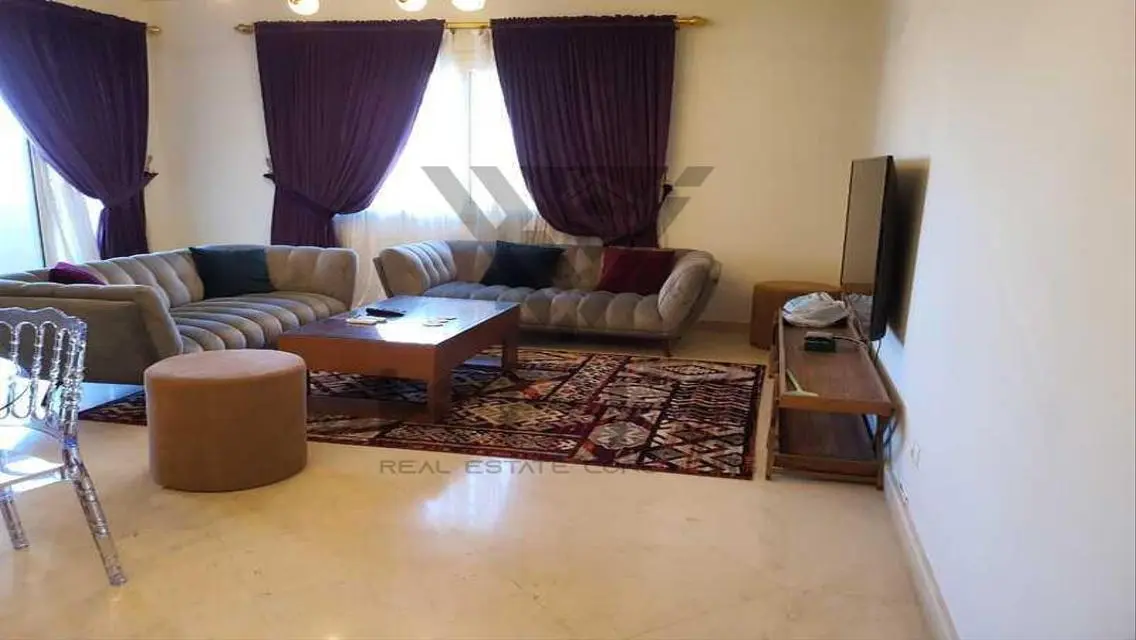 شقة فاخرة مكونة من 3 غرف نوم للإيجار في موقع متميز