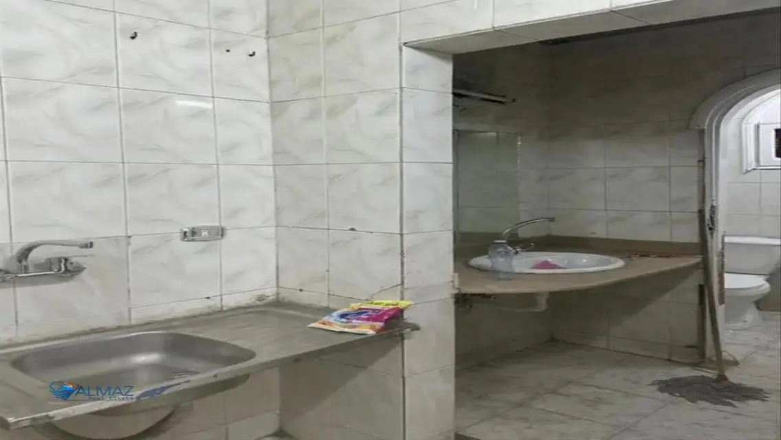 شقة فاخرة للبيع بمساحة واسعة مع شرفة وحارس أمن