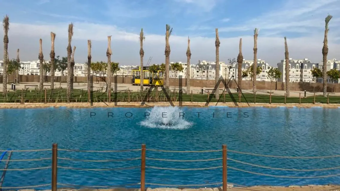 فيلا فاخرة للبيع بجوار البحيرات