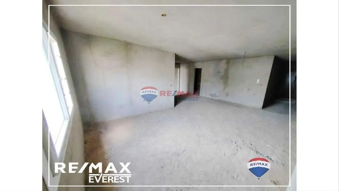 شقة فاخرة بمساحة شاسعة للبيع