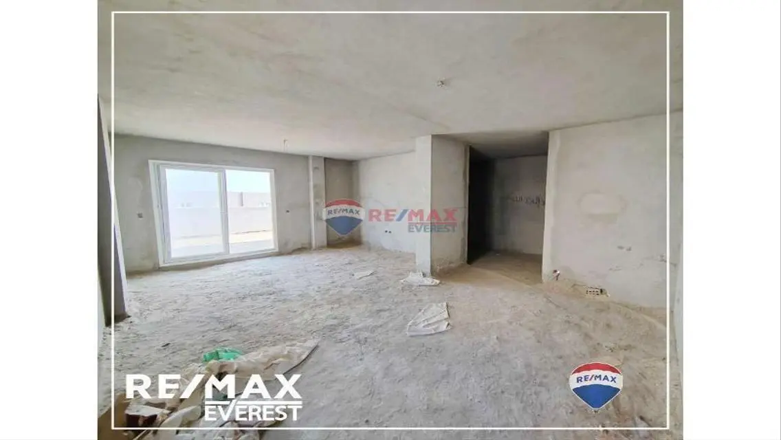 شقة فاخرة بمساحة شاسعة للبيع