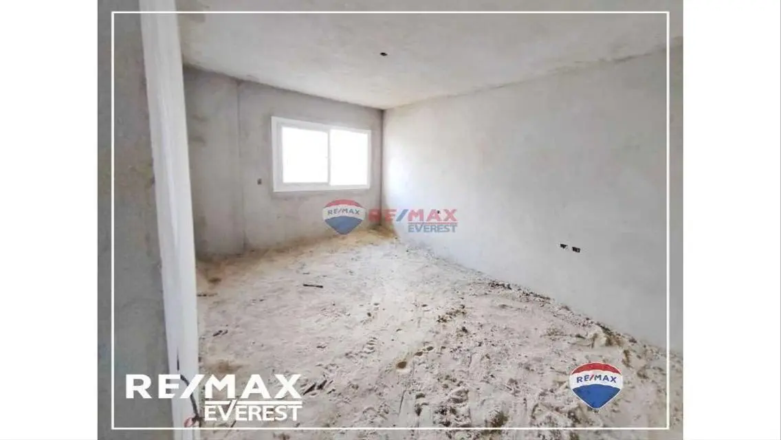 شقة فاخرة بمساحة شاسعة للبيع