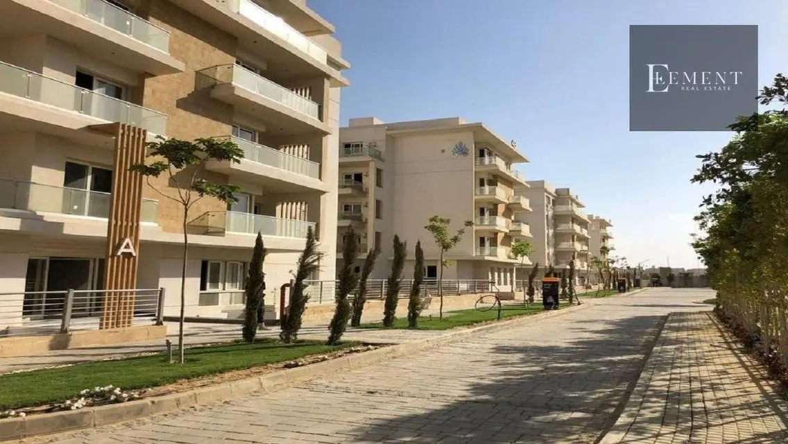 شقة فاخرة للبيع بمساحة واسعة في قلب المدينة