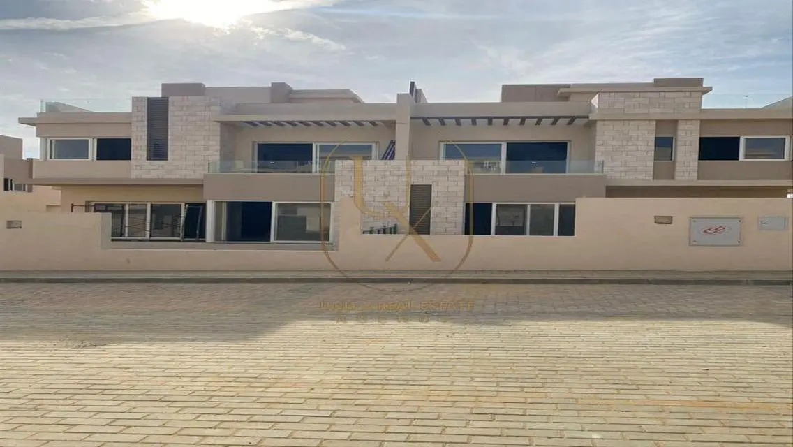 فيلا فاخرة بحديقة خاصة ومسبح في هايد بارك الجديدة