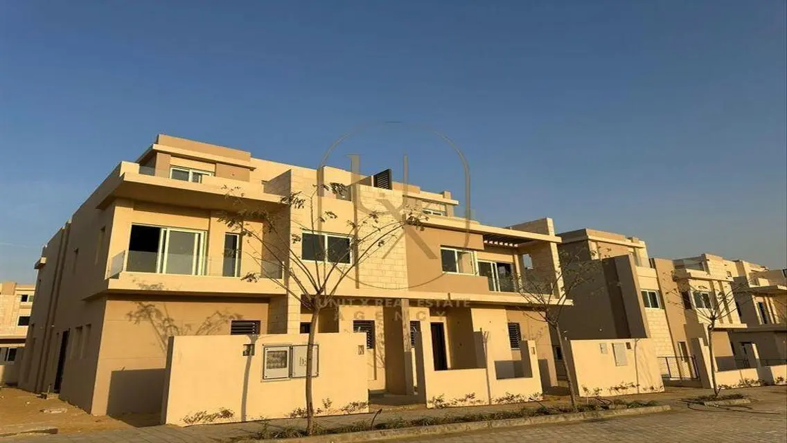 فيلا فاخرة بحديقة خاصة ومسبح في هايد بارك الجديدة