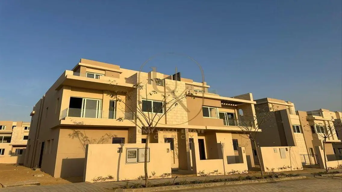 فيلا فاخرة بحديقة خاصة ومسبح في هايد بارك الجديدة