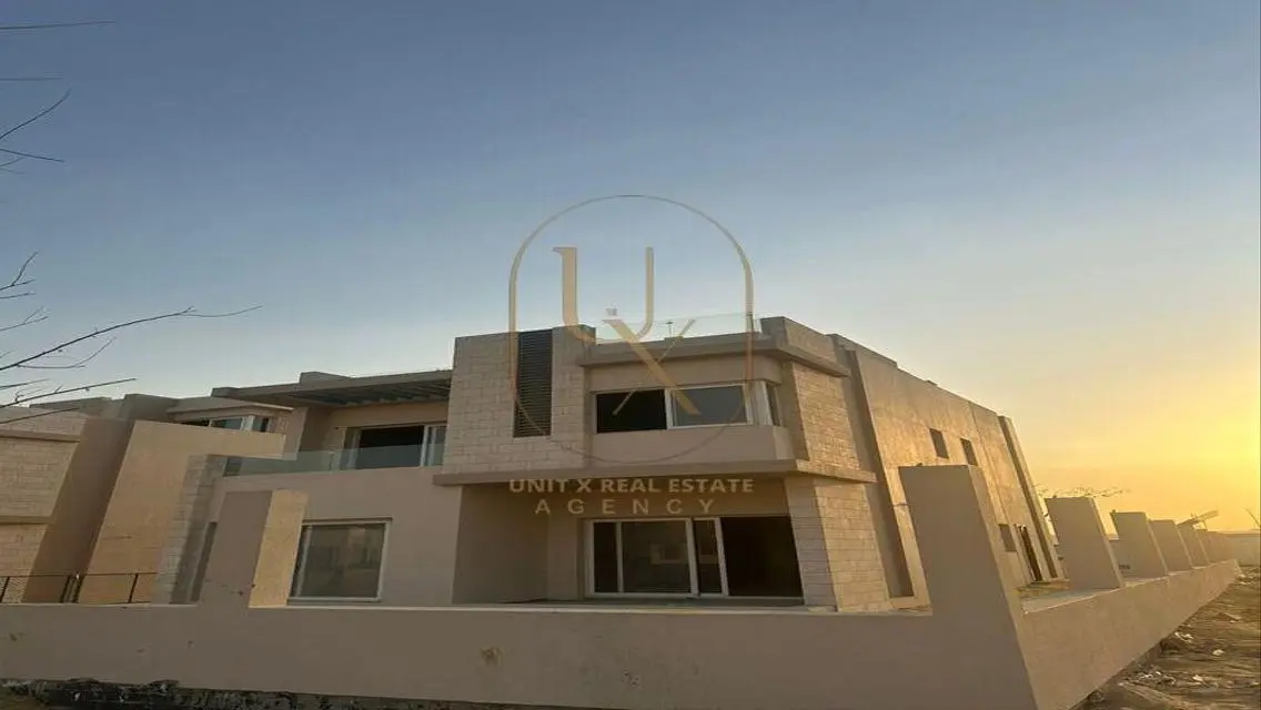 فيلا فاخرة بحديقة خاصة ومسبح في هايد بارك الجديدة