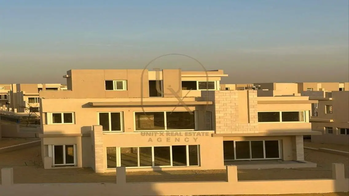 فيلا فاخرة بحديقة خاصة ومسبح في هايد بارك الجديدة