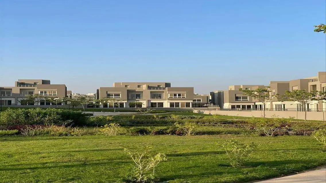 فيلا فاخرة مع حديقة خاصة ومسبح للبيع