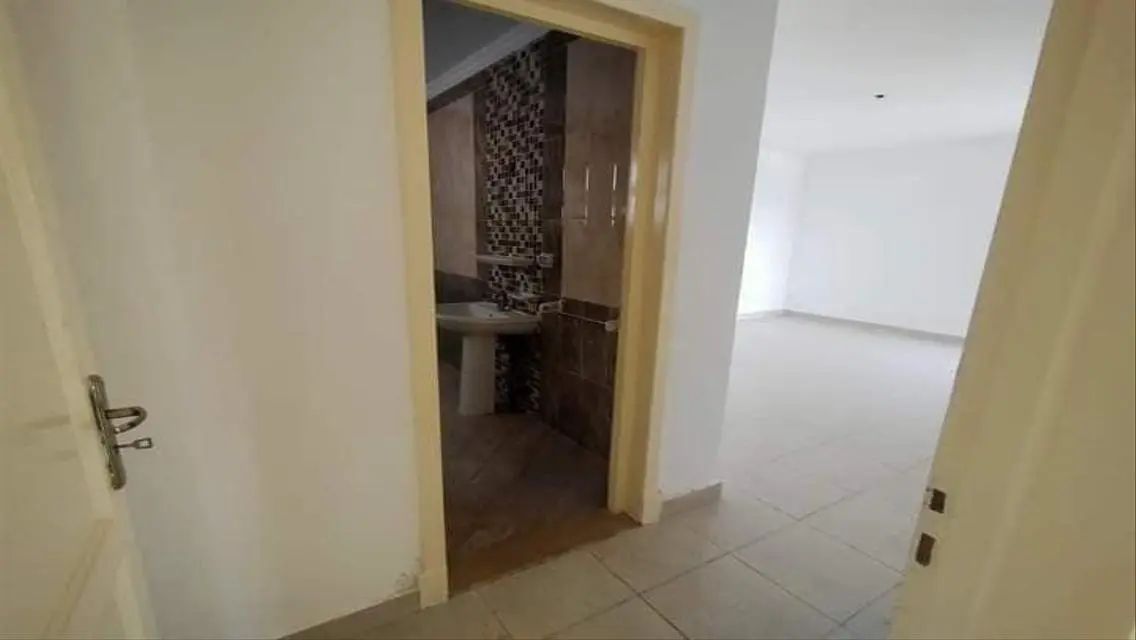 Spacious Office in White Mall