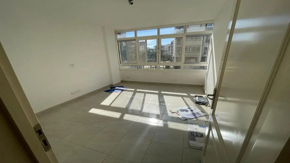 Spacious Office in White Mall