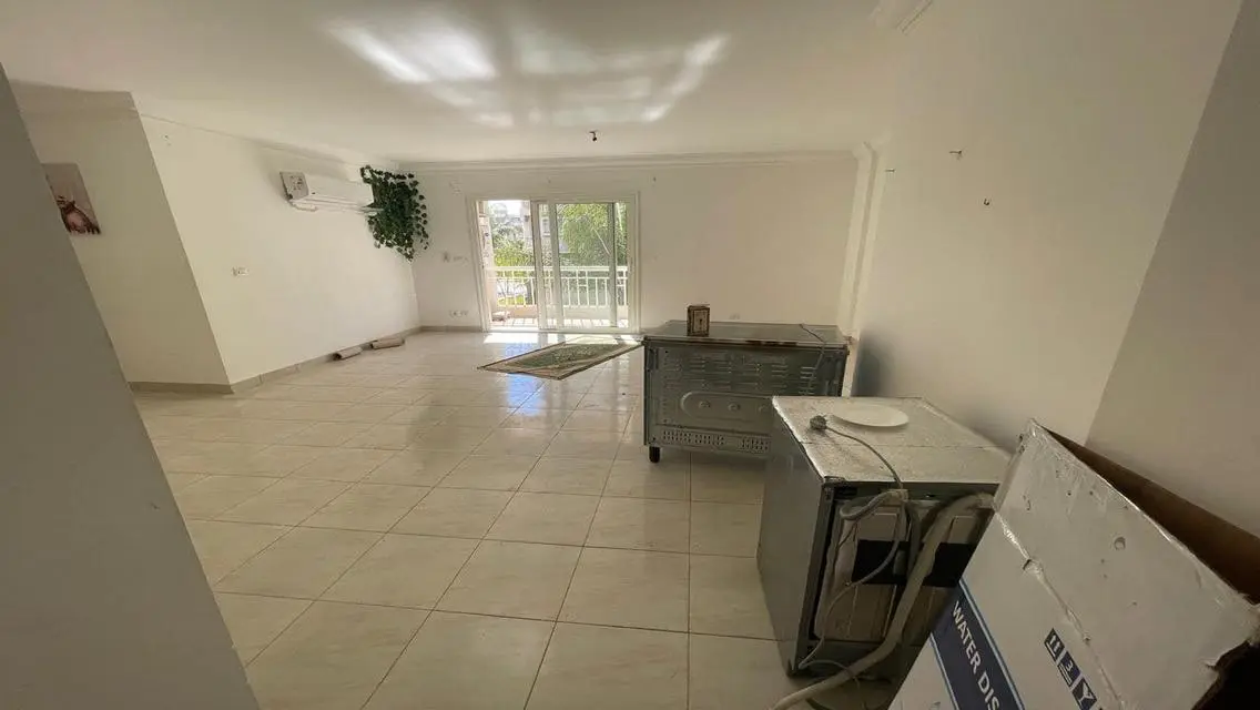 Spacious Office in White Mall