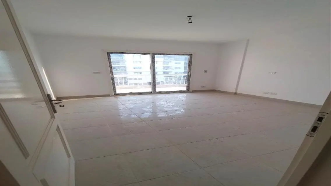 Spacious Office in White Mall