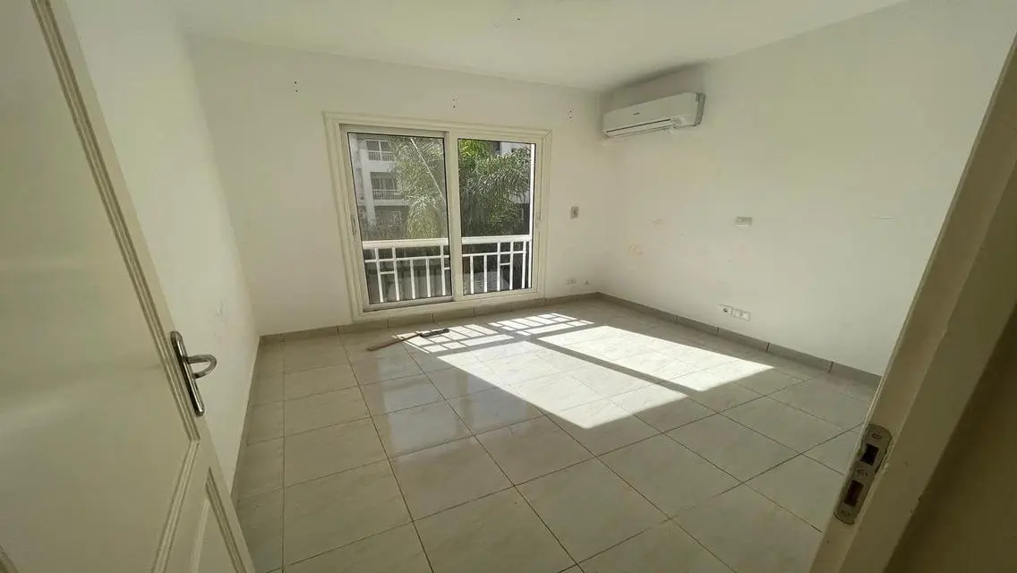 Spacious Office in White Mall