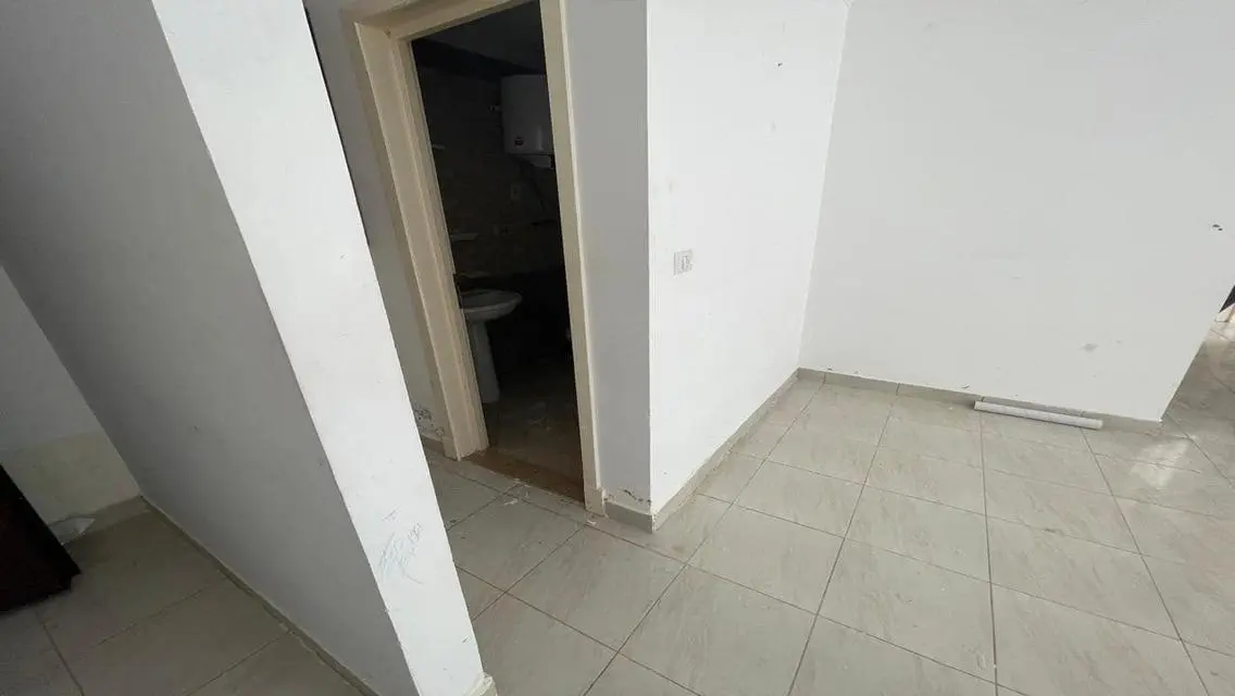 Spacious Office in White Mall