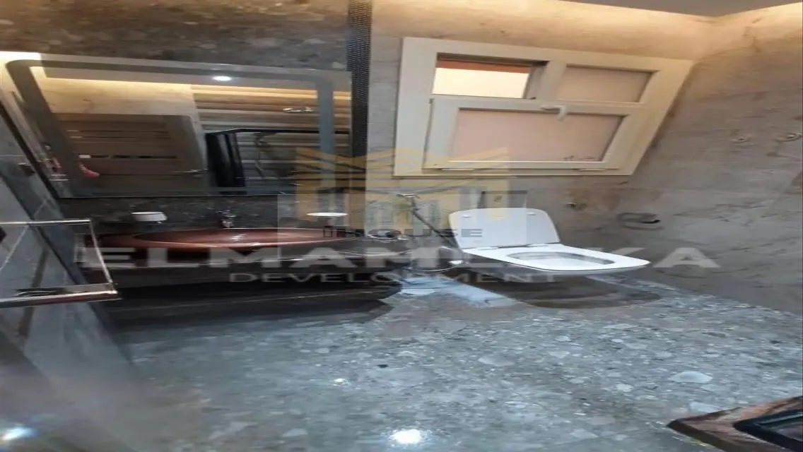 شقة فاخرة بحمام سباحة وحديقة خاصة
