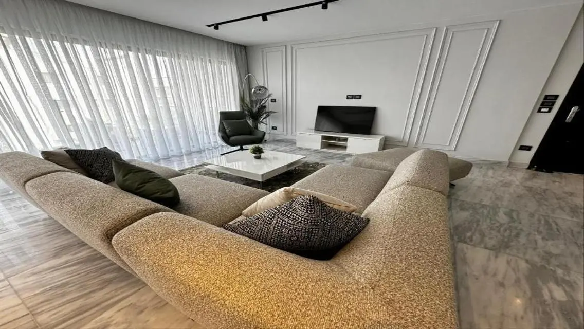 Luxury Apartment with Lake View