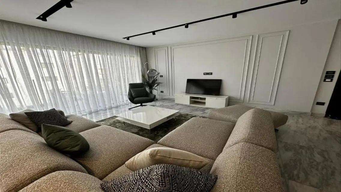 Luxury Apartment with Lake View