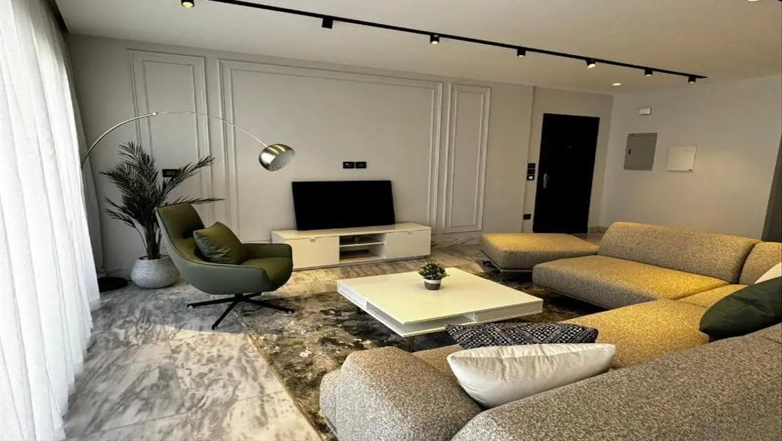 Luxury Apartment with Lake View