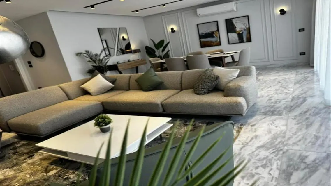 Luxury Apartment with Lake View