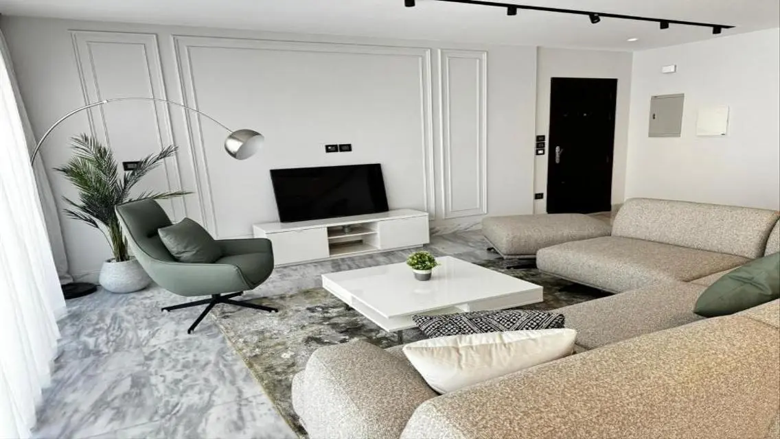 Luxury Apartment with Lake View