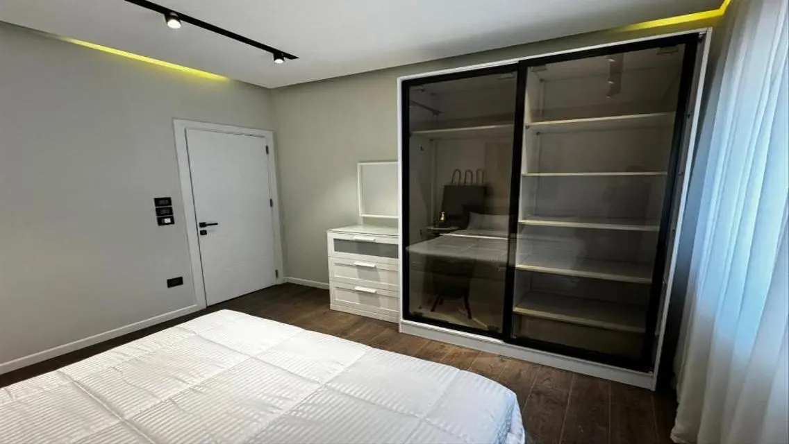 Luxury Apartment with Lake View