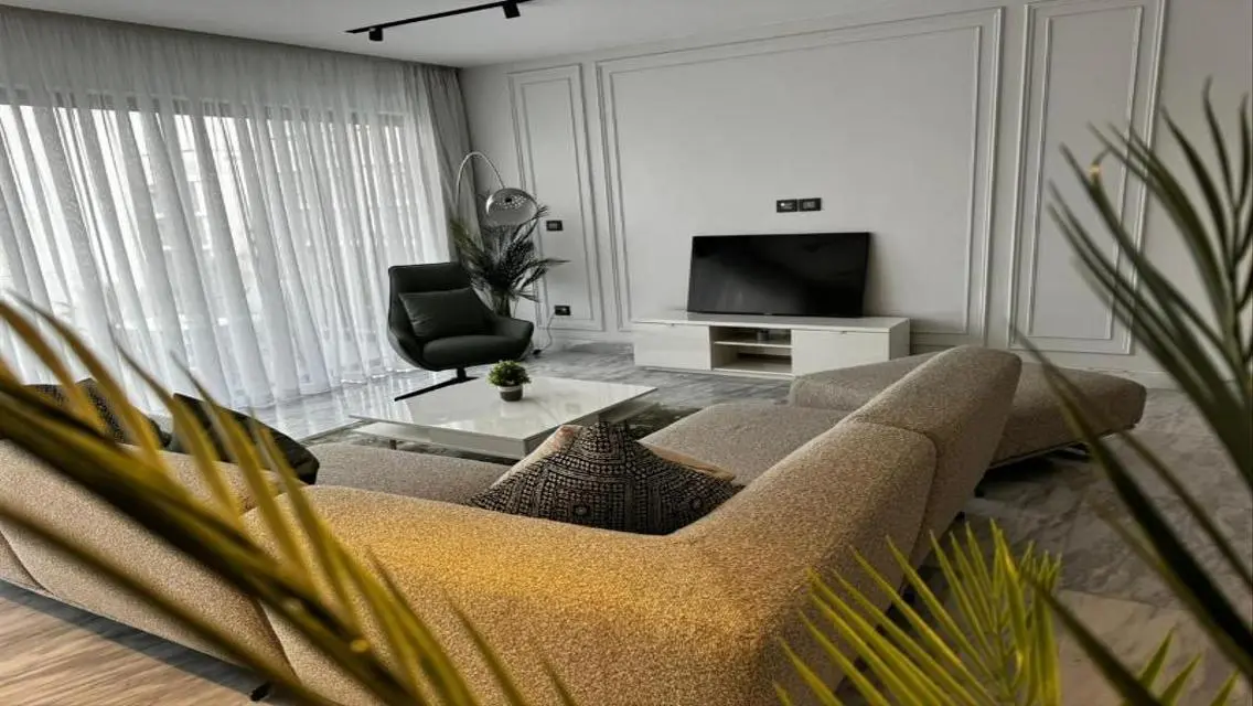 Luxury Apartment with Lake View