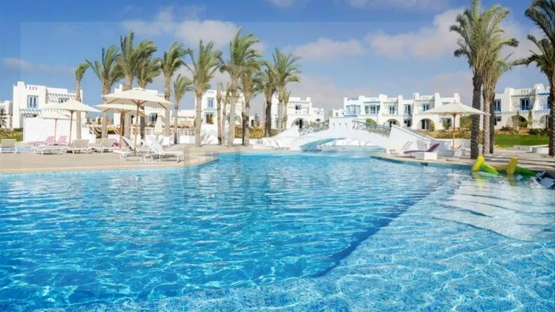 Luxurious 180 sqm Apartment with Shared Pool and Lake View